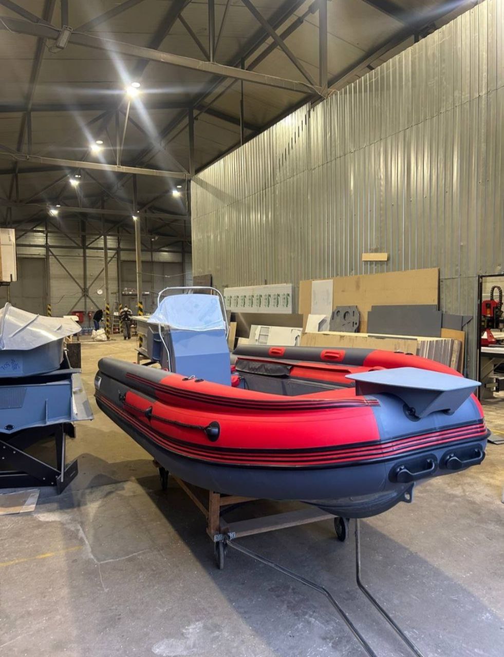 Лодка РИБ Tornado 430S с интегрированным фальшбортом